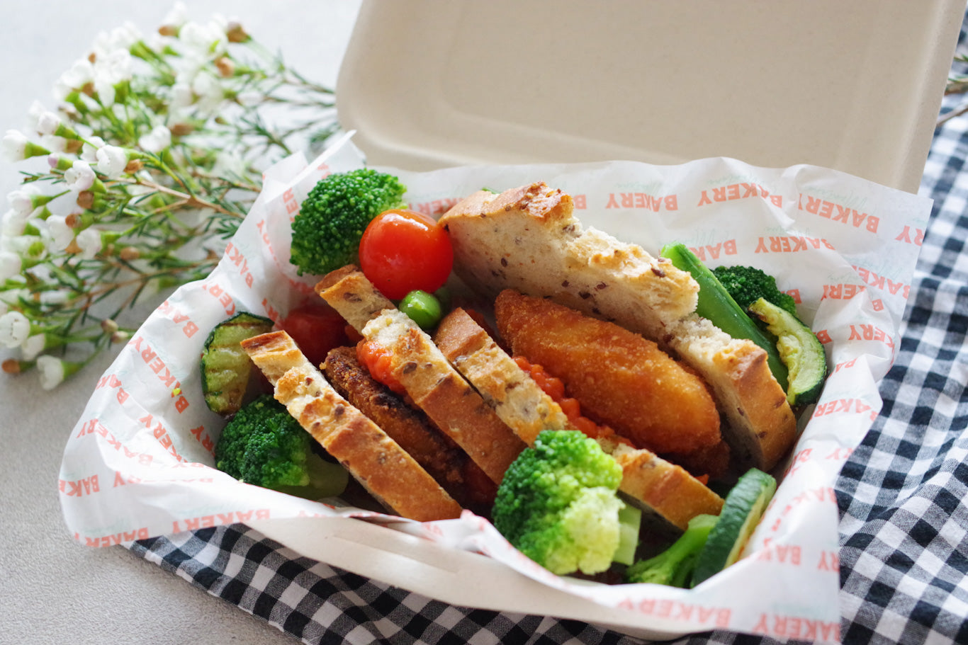 鶏⾁のカツレツサンドでお⼿軽・時短♪ランチボックス – Picard