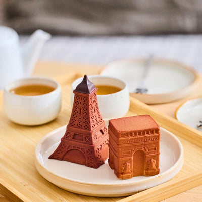 エッフェル塔と凱旋門のケーキ（チョコムースとバニラムース）