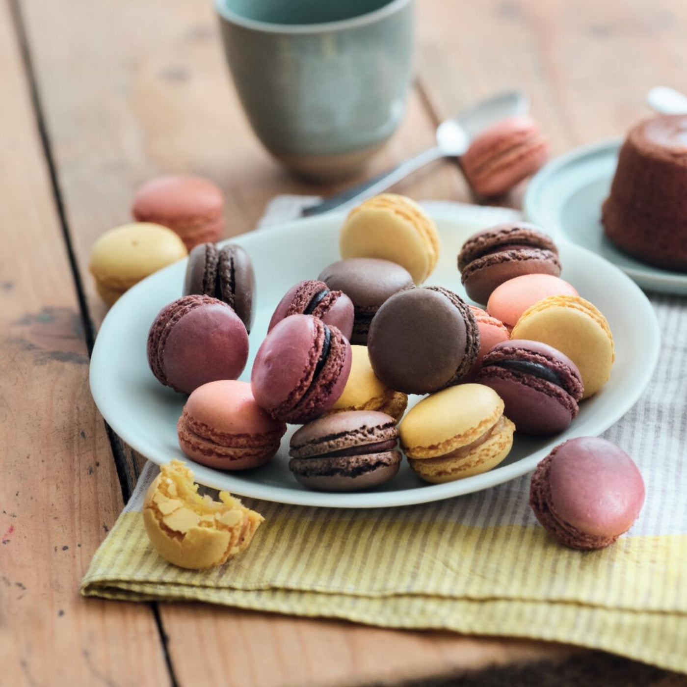 4種類のミニマカロン（チョコレート、カシス、フランボワーズ、レモン）のイメージ画像